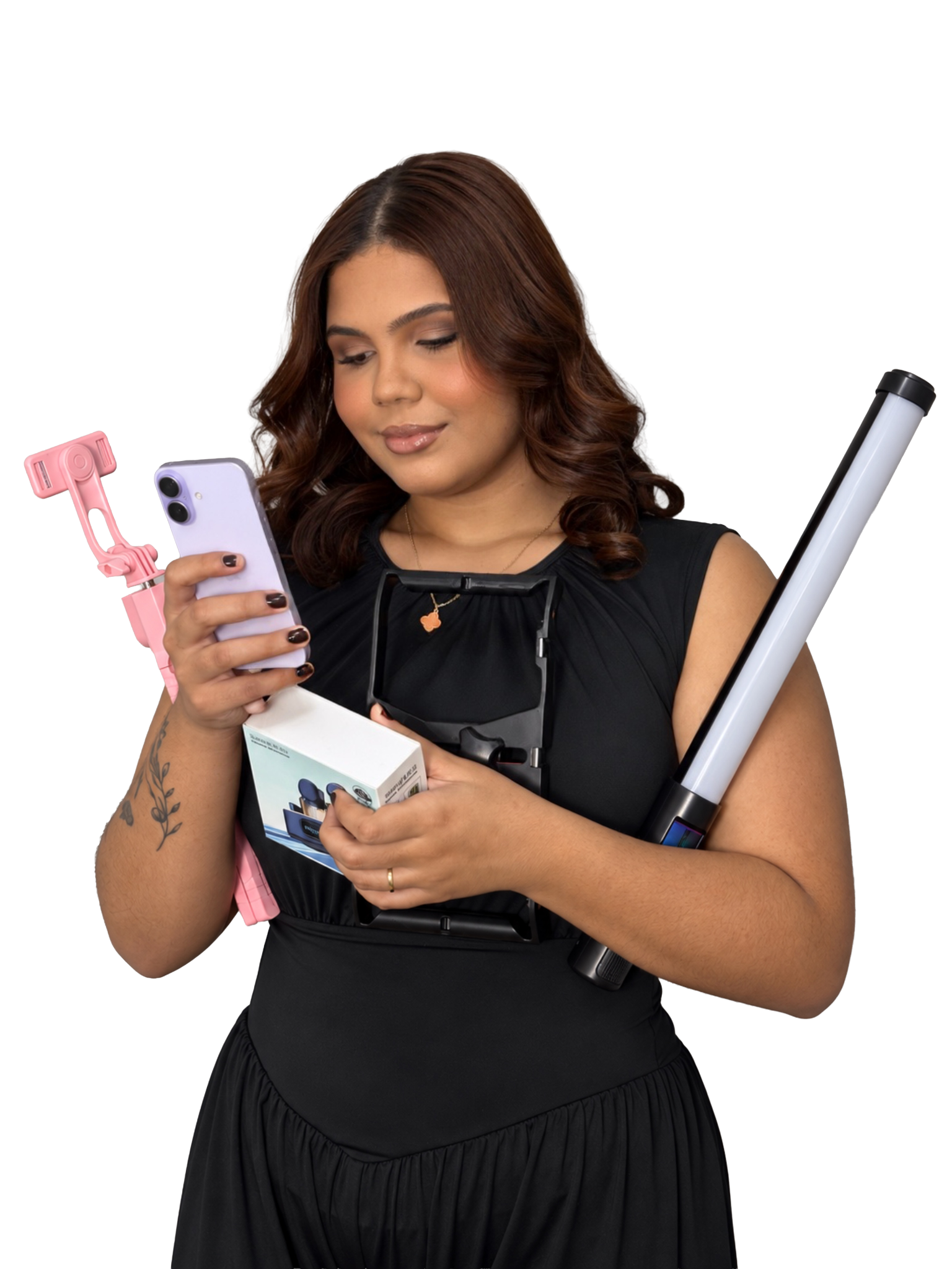 Sarah Damasceno trabalhando com um estabilizador de celular