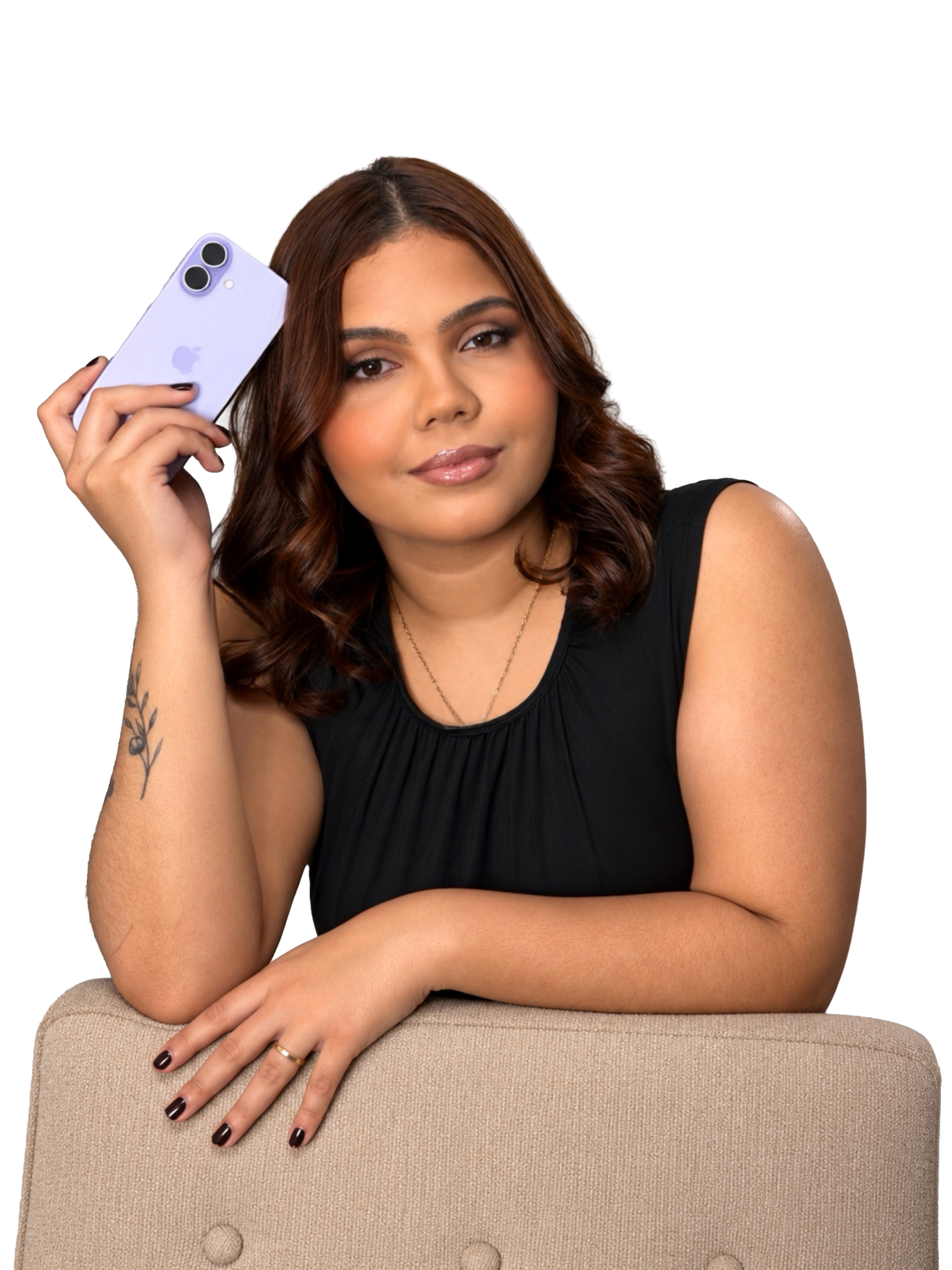 Sarah Damasceno segurando um celular, apoiada em uma cadeira